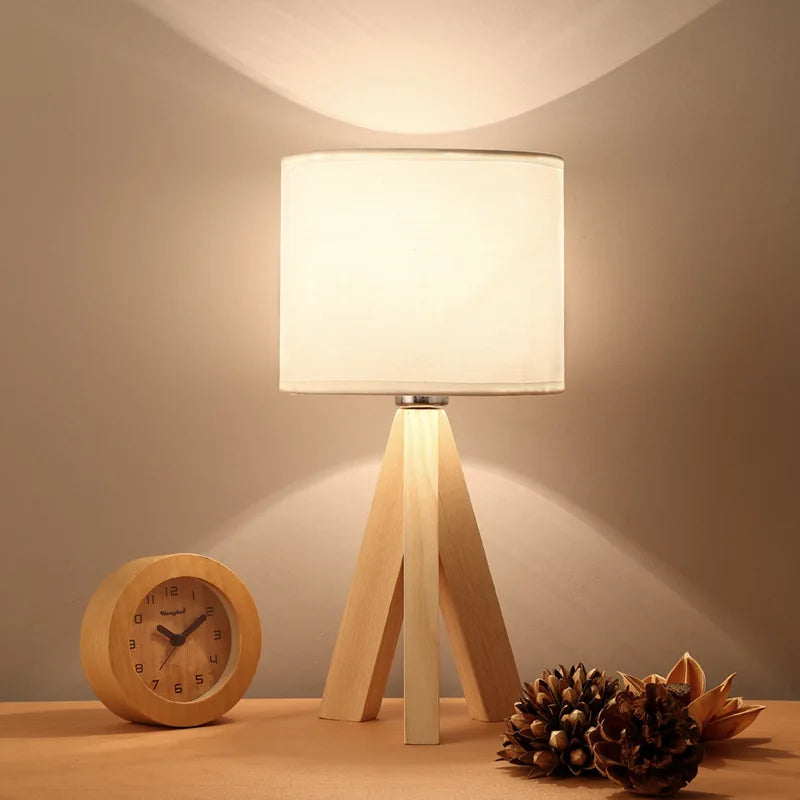 Moderne-Houten-Led-Oogbescherming-Tafellamp-Japanse-Creatief-Massief-Hout-Slaapkamer-Bureaulamp-Met-Vierkante-Driehoek.webp